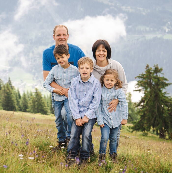 Michael Hallenbarter und Mareike Hallenbarter mit Kinder